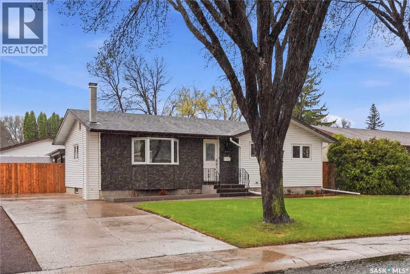 Property Photo:  1646 East Heights  SK S7J 3B7 