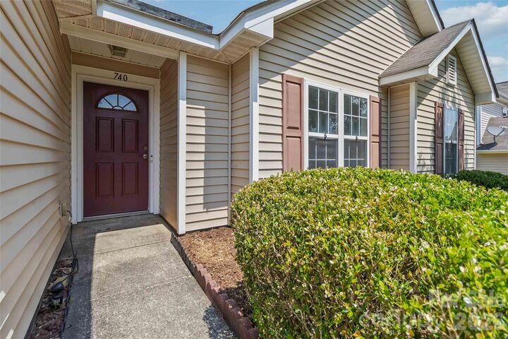 Property Photo: 740 Aberdeen Glen Place NC 28214