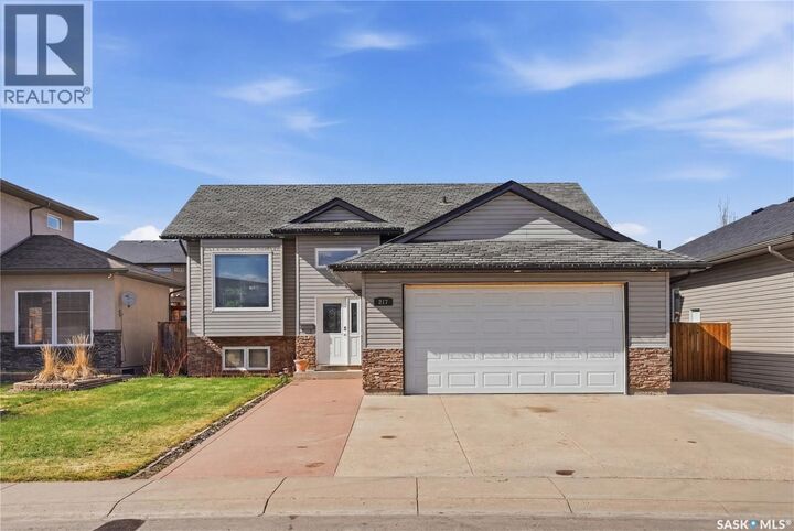 Property Photo:  817 Columbia Way  SK S0K 0A2 