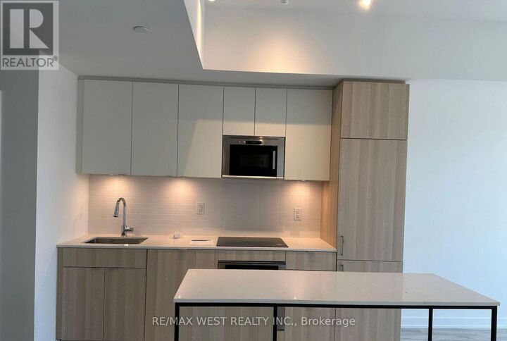 Property Photo:  220 Missinnihe Way 424  ON L5H 0A9 