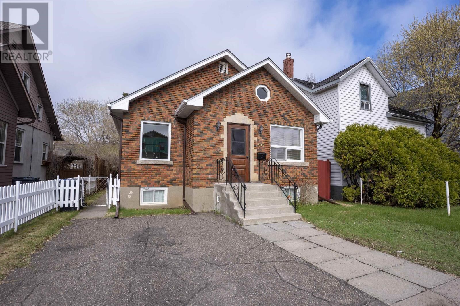 Property Photo:  309 Harold St N  ON P7C 4C7 