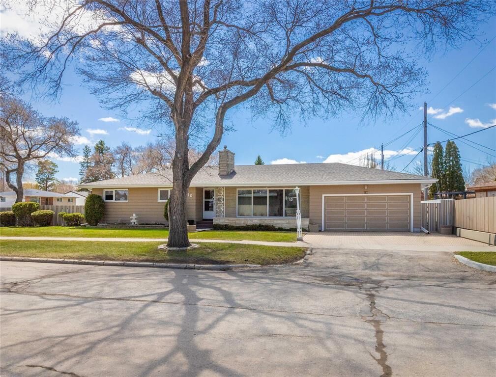 Property Photo: 10 Buttercup Avenue MB R2V 2S4
