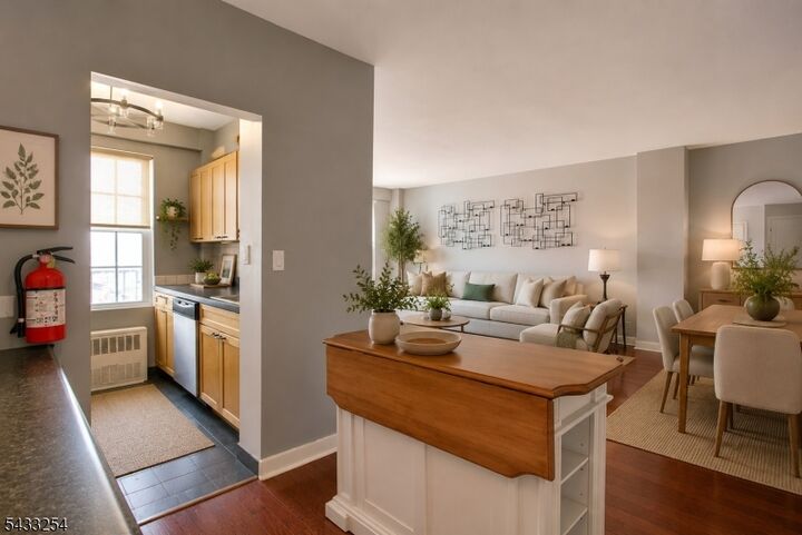 Property Photo:  5 Roosevelt Place - 6M  NJ 07042 