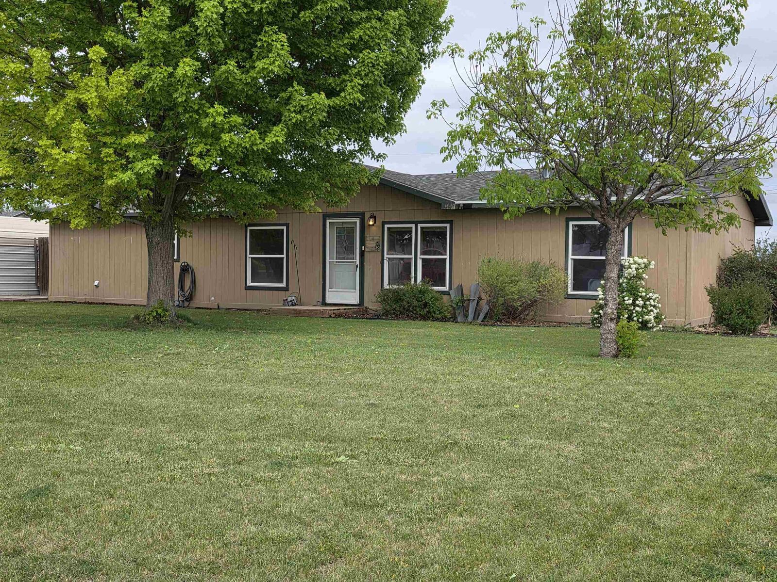 Property Photo: 441 W County Rd NE 69165