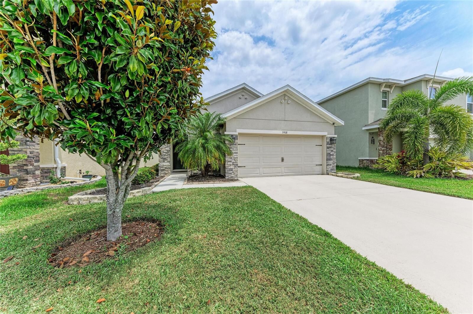 Property Photo:  5908 Briar Rose Way  FL 34232 
