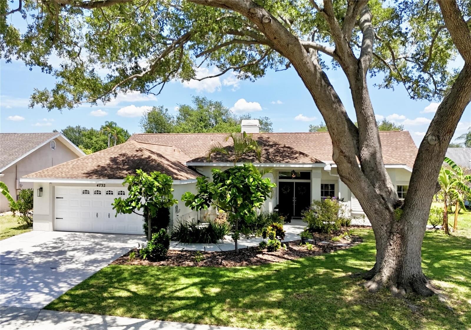Property Photo: 4732 Meadowview Circle FL 34233