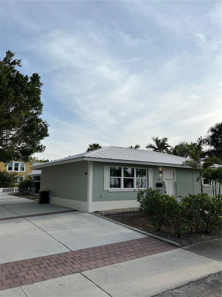Property Photo: 511 W Retta Esplanade FL 33950