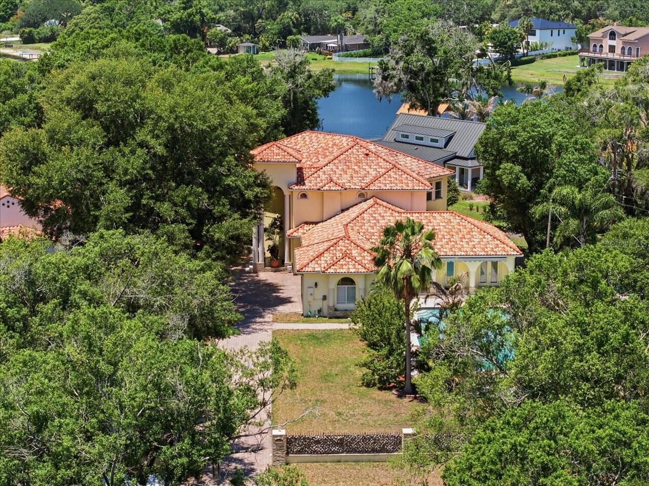 Property Photo: 12006 Waterside Court FL 33612