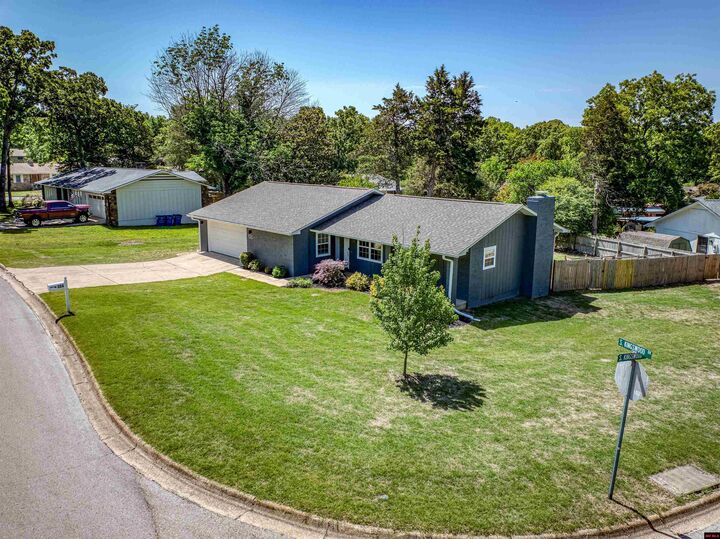 Property Photo:  304 S Kingswood Drive  AR 72653 