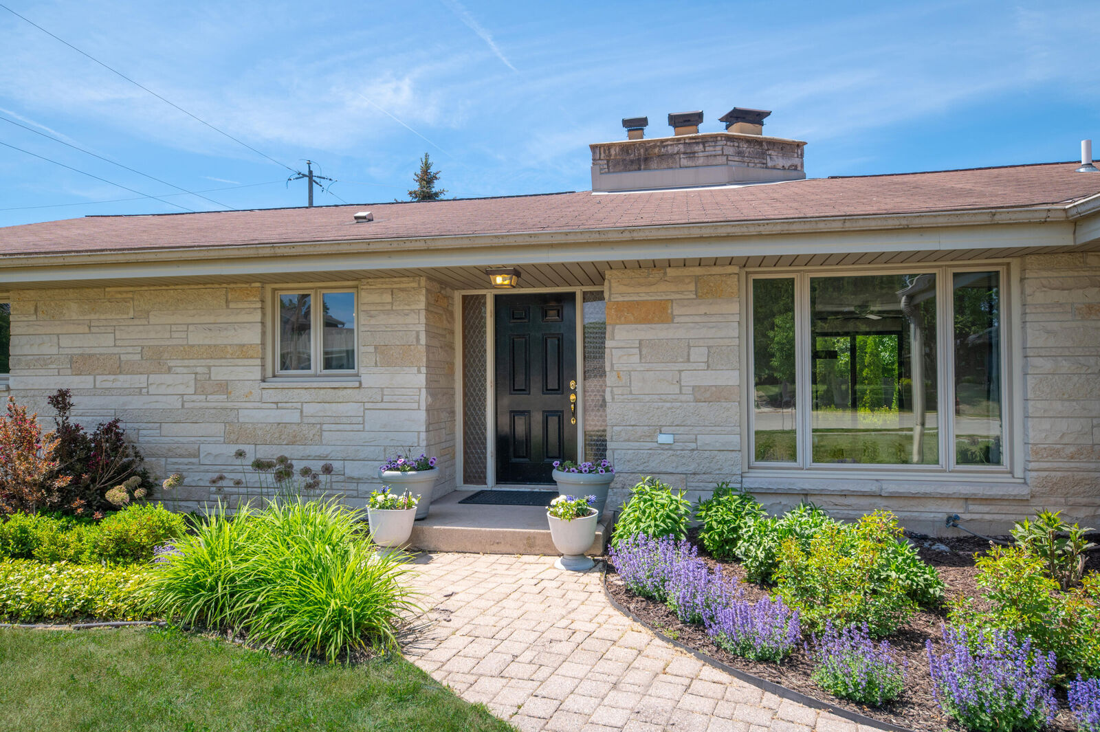 Property Photo:  1631 N Pine St  WI 53024 