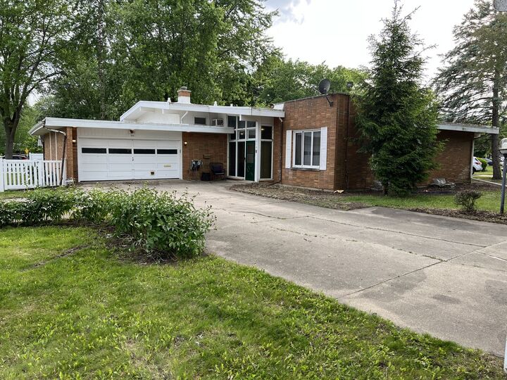 Property Photo:  616 Seneca Drive  IL 60506 
