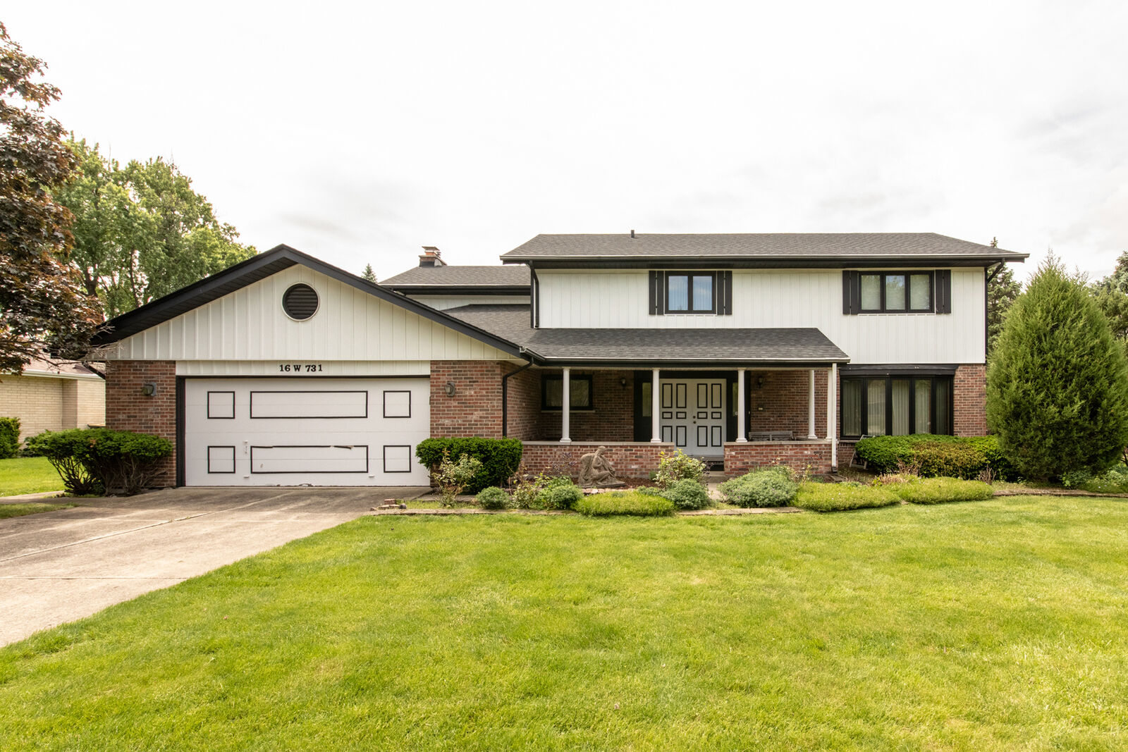 Property Photo:  16W731 89th Place  IL 60527 