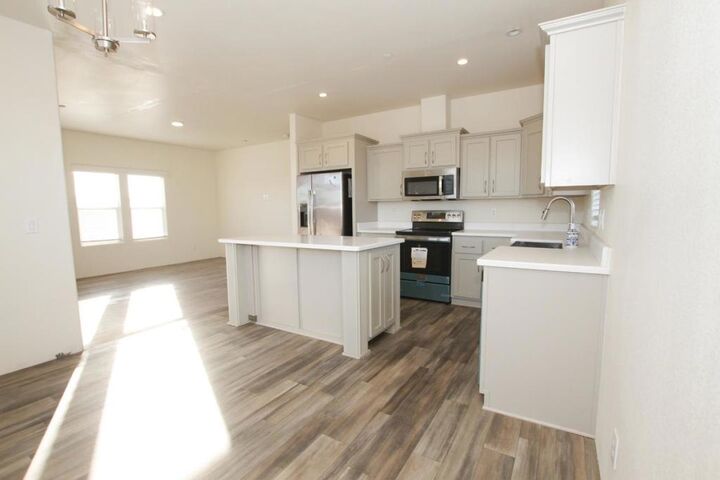 Property Photo:  