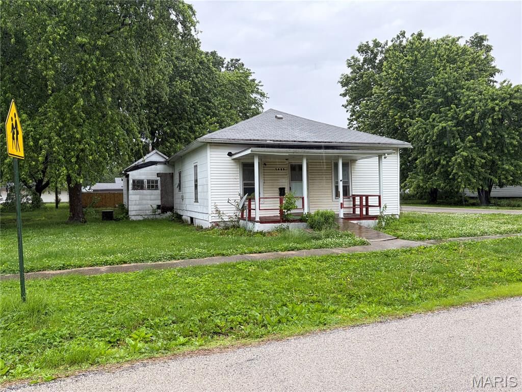 Property Photo:  1425 N Madison Street  IL 62056 