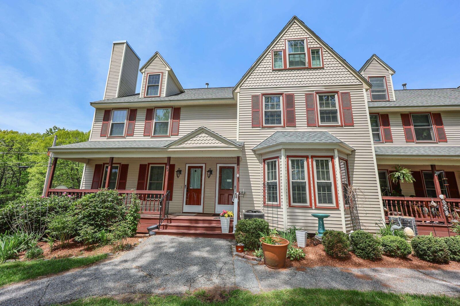 Property Photo:  31 Stanstead Place  NH 03063 