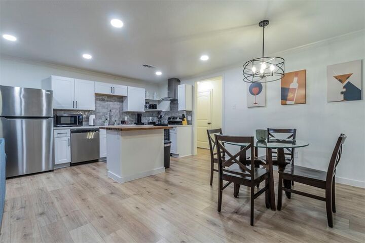 Property Photo:  921 S Waverly Drive  TX 75208 
