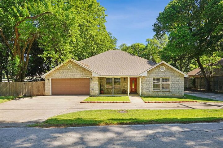 Property Photo:  211 Ashford Lane  TX 76065 