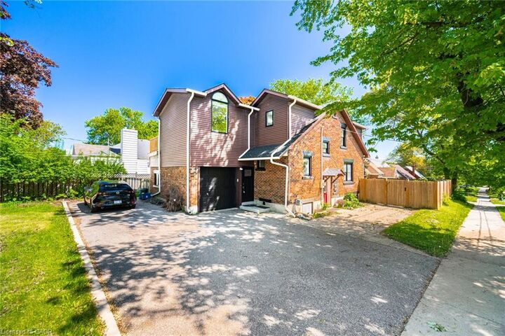 Property Photo:  64 Sheldon Avenue N Upper  ON N2H 3M4 