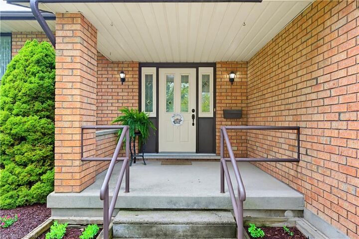 Property Photo:  64 Hilltop Court  ON N0B 2M1 