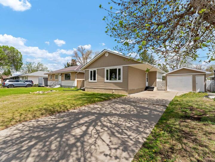Property Photo:  166 Mitchell Crescent NW  AB T1A 6V4 