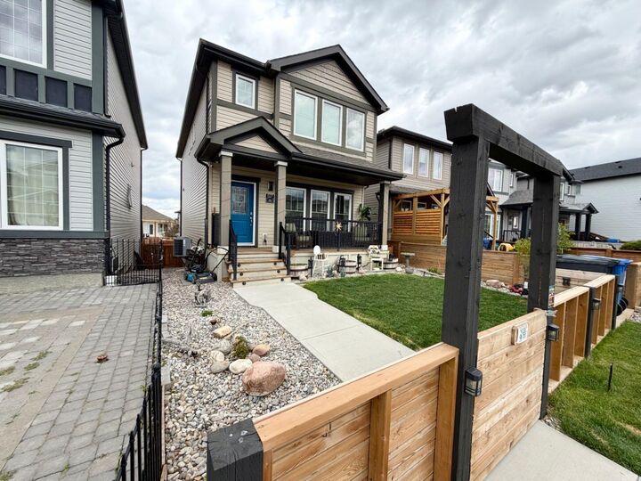 Property Photo:  527 Moonlight Lane W  AB T1J 5K1 