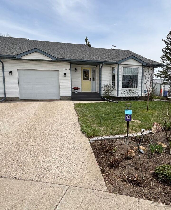 Property Photo: 5307 40A Street AB T0B 3S0