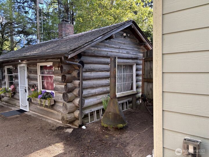 Property Photo:  541 NE Alder Street  WA 98027 
