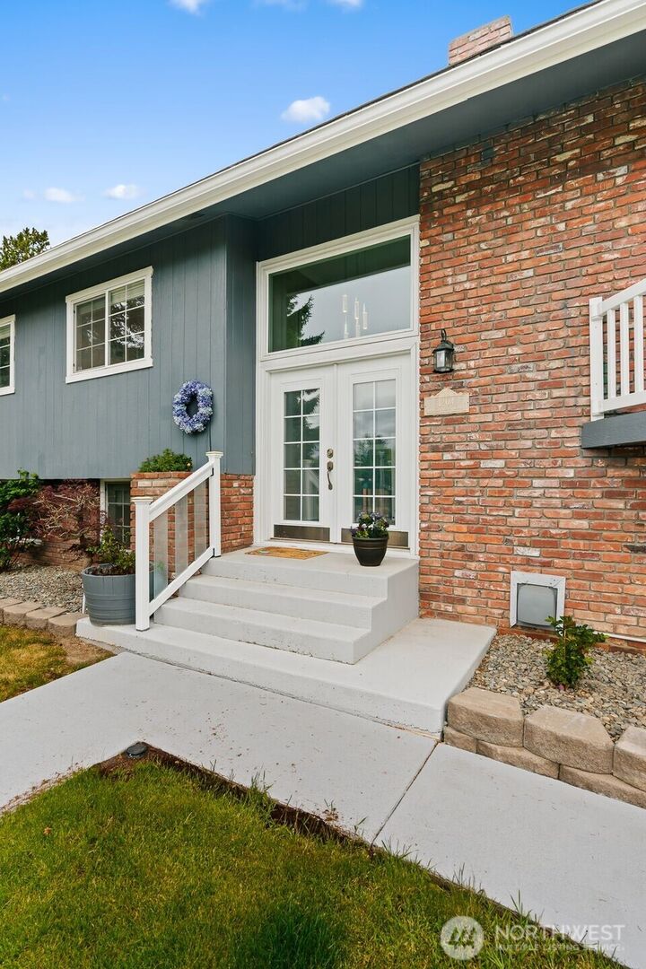 Property Photo:  1204  Vista Road  WA 98926 