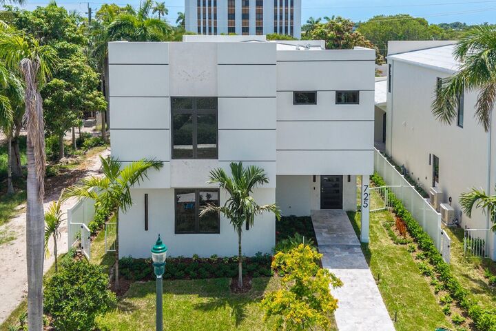 Property Photo: 725 SE 4th Avenue FL 33483