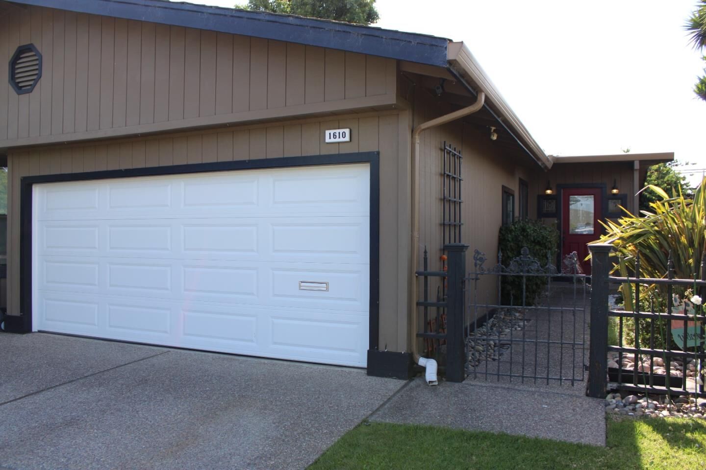 Property Photo:  1610 Borden Street  CA 94403 