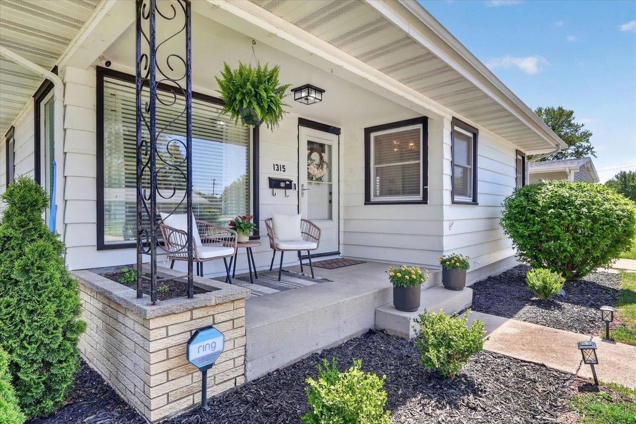 Property Photo:  1315 S Pearl Street  WI 53546 