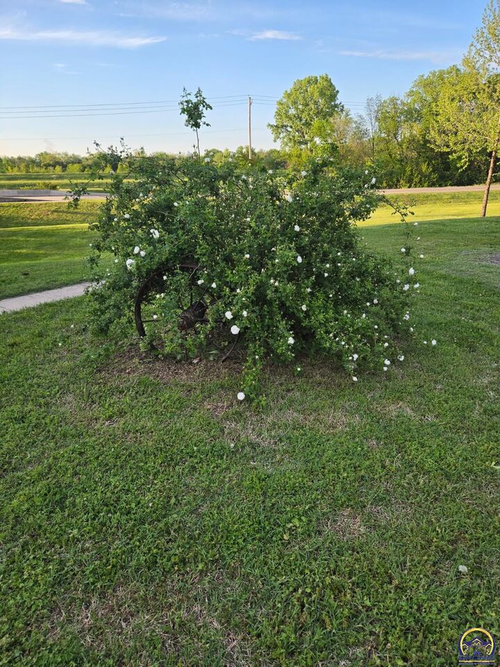 Property Photo:  201 SE Norwood St  KS 66607 