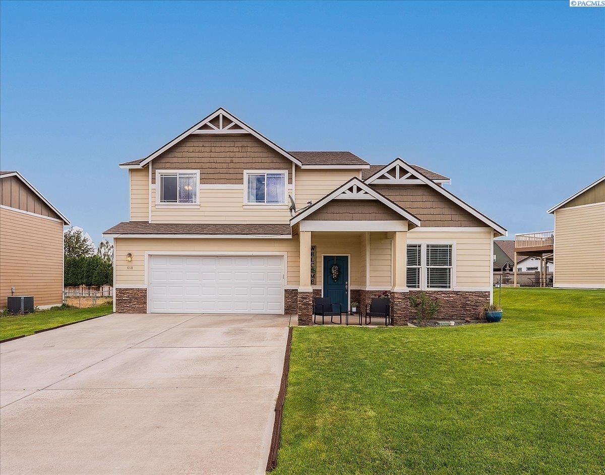 Property Photo:  650 Pikes Peak Dr  WA 99353 