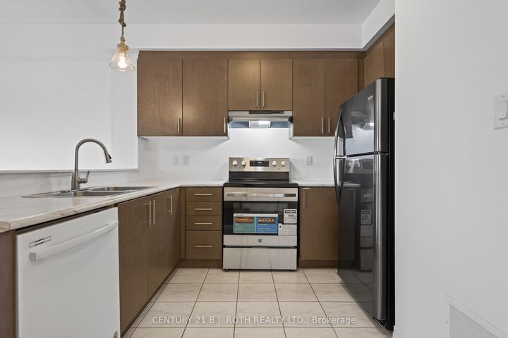 Property Photo:  17 Bedford Estates Crescent  ON L4N 9K5 