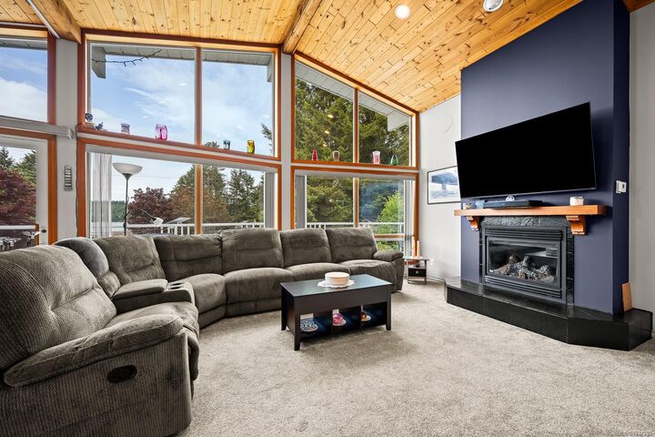 Property Photo: 7627 Ships Point Rd BC V0R 1W0