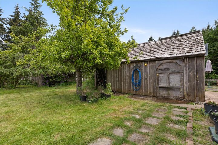 Property Photo:  1139 Lippincott Rd  BC V9C 2Z6 