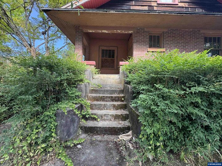 Property Photo:  240 SE Davis St  OR 97128 