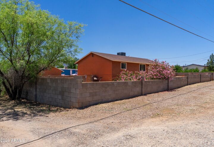 Property Photo: 1901 W Newell Street AZ 85620