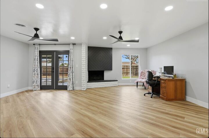 Property Photo:  112 Angell Street  CA 93309 