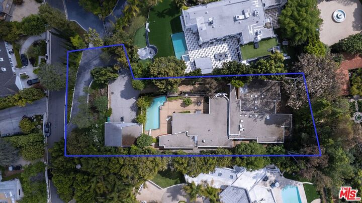 Property Photo:  1022 Summit Dr  CA 90210 