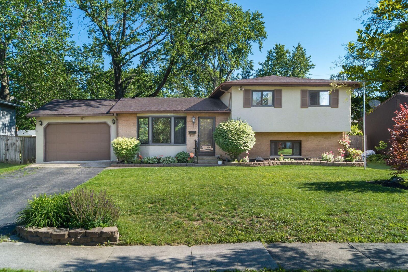 Property Photo: 1289 Yellowwood Drive OH 43229
