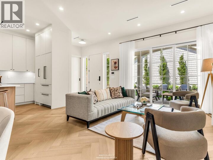 Property Photo:  2043 West 45th Avenue 2  BC V6M 2H8 