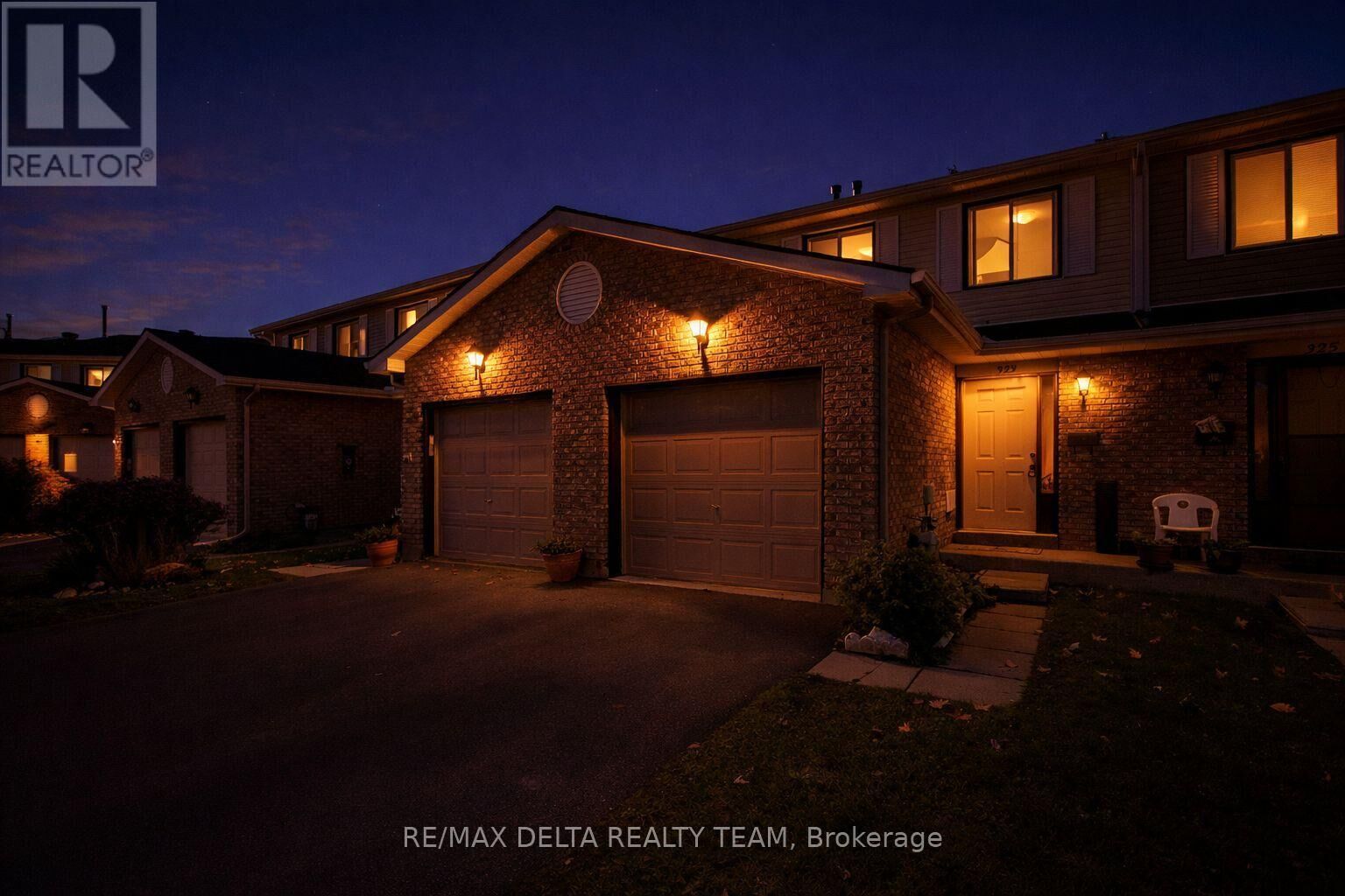 Property Photo:  323 Monica Crescent 8  ON K1E 3N6 