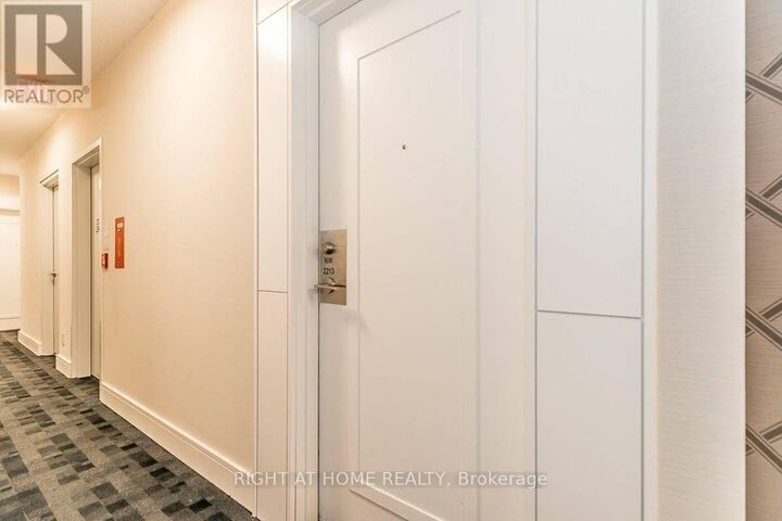 Property Photo:  9201 Yonge Street East 2213  ON L4C 1H9 