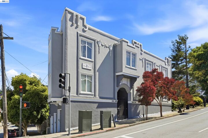 Property Photo:  2811 Market St  CA 94114 