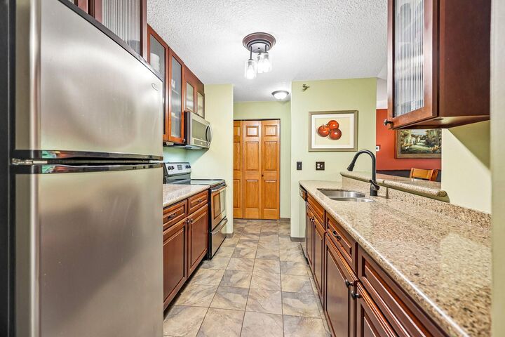 Property Photo:  6030 Chasewood Parkway 201  MN 55343 