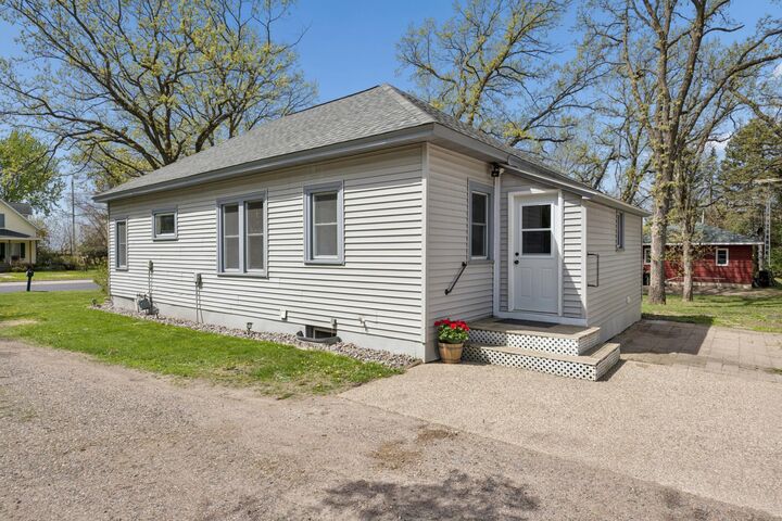 Property Photo:  621 Hazel Avenue E  MN 55353 