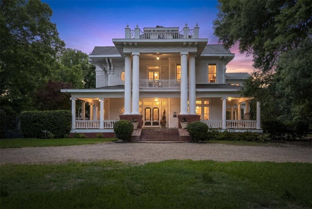 Property Photo: 400 W Denton Street TX 75119