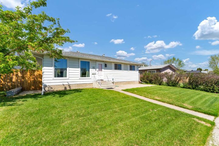 Property Photo:  10 Hayward Court NE  AB T1C 1E2 