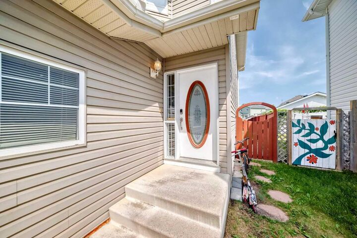 Property Photo:  262 Covewood Park NE  AB T3K 4V7 